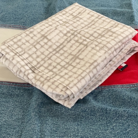 2 pc Tommy Hilfiger pillow cover/sham and queen pillowcase - Picture 2 of 14